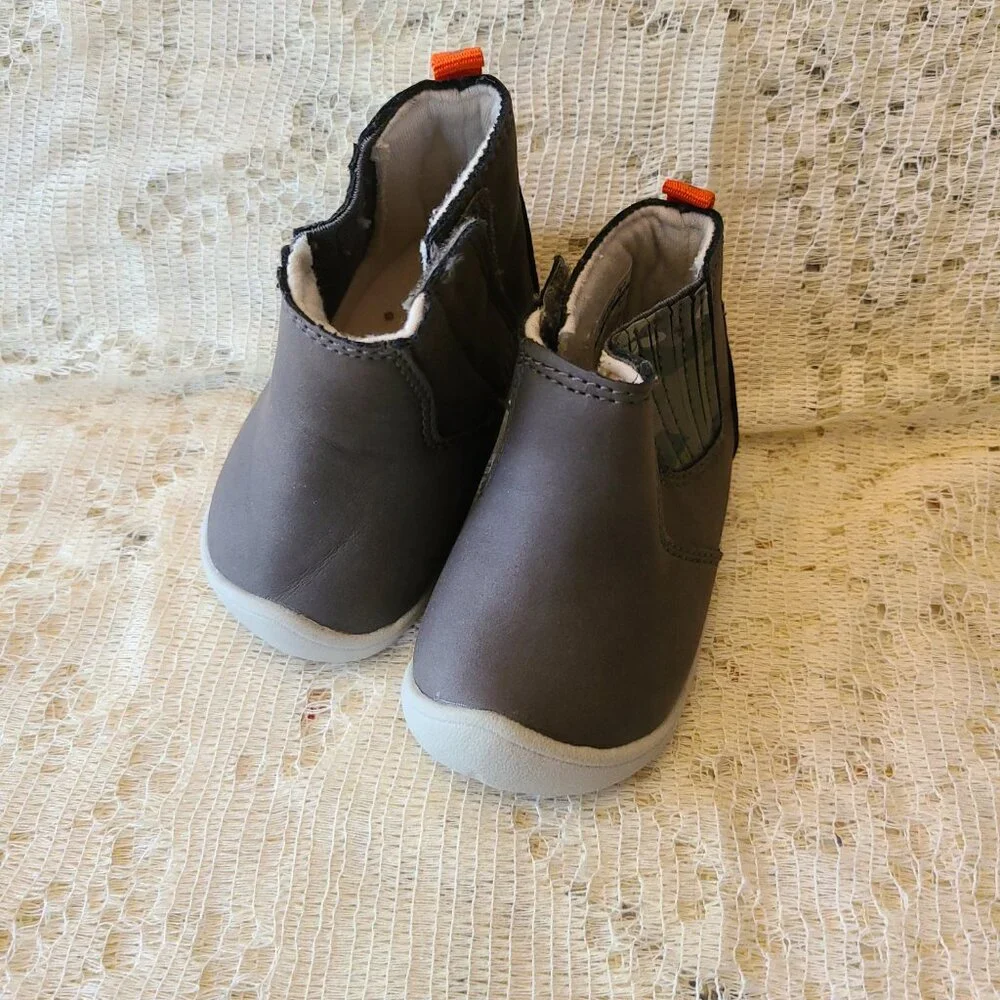 CARTER'S EVERY STEP STAGE 1 CONNOR CHELSE-BOOT SIZE 2